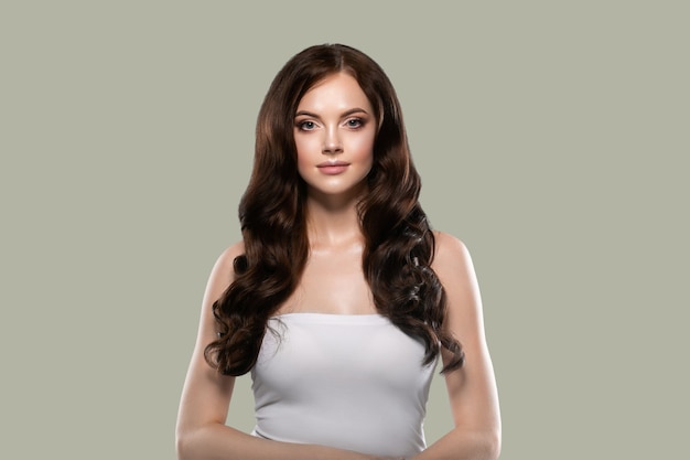 Retrato de mujer de piel de cabello hermoso natural componen el pelo largo y rizado. Fondo de color verde