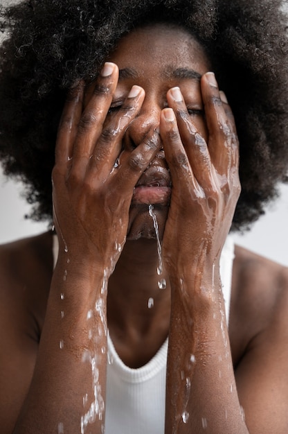 Foto retrato de mujer con piel hidratada