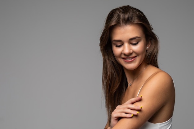 Retrato de mujer con una piel perfecta hermosa sonrisa y maquillaje natural