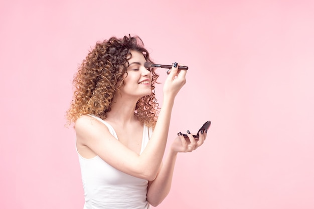 retrato de mujer con pinceles de maquillaje