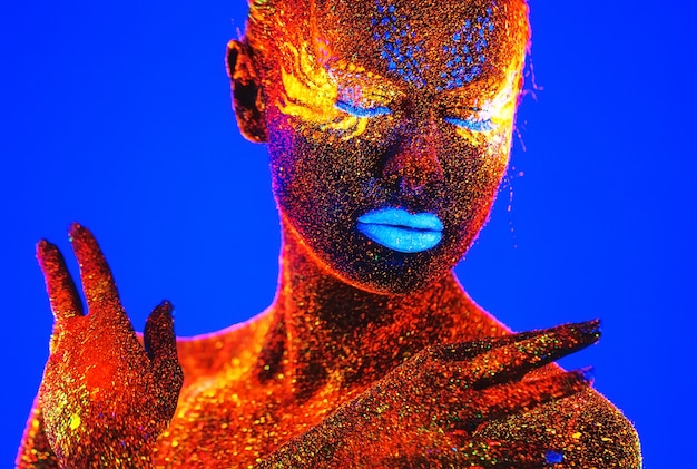 Retrato de una mujer pintada en polvo fluorescente.