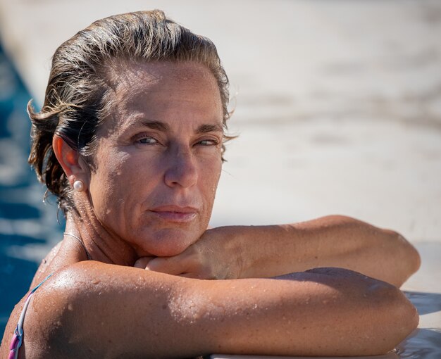 Retrato de una mujer en una piscina durante sus vacaciones