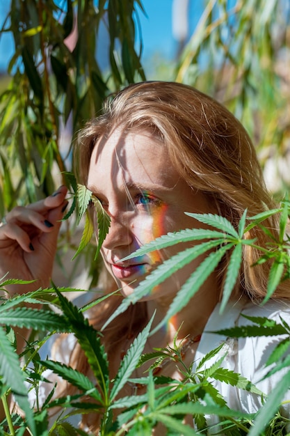 Foto retrato de una mujer en una planta