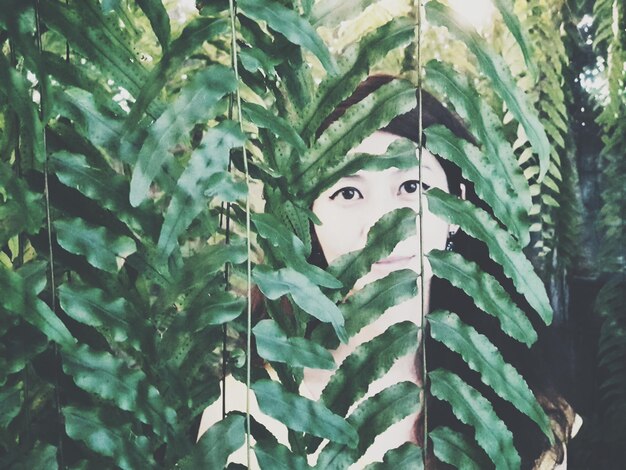 Foto retrato de una mujer por plantas