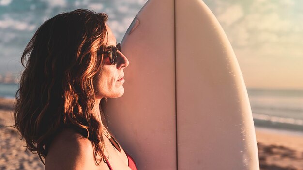 retrato, de, mujer, en, playa, con, tabla de surf