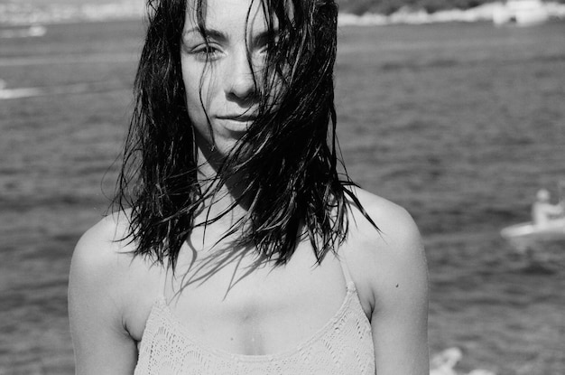 Retrato de una mujer en la playa
