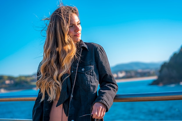 retrato de mujer en la playa