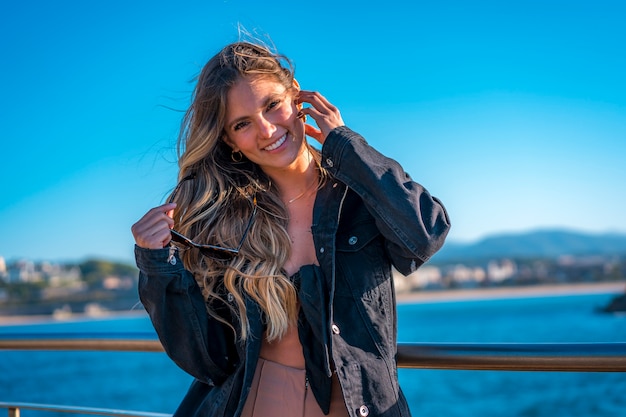 retrato de mujer en la playa