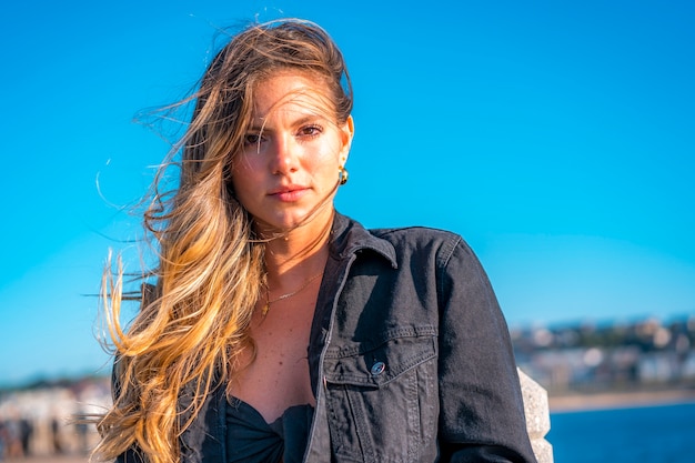 retrato de mujer en la playa