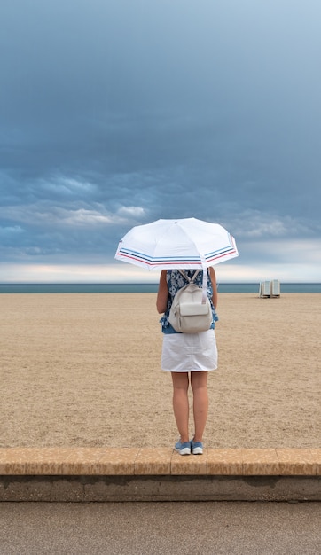 Foto retrato de mujer en la playa