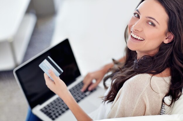 Foto retrato de mujer y portátil de tarjeta de crédito para compras en línea y finanzas en el hogar fintech e internet banking comercio electrónico comercial e inversión cliente feliz con la compra criptográfica y financiera