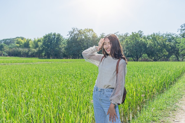 Retrato de mujer posando con campos de arroz en la granja de Jim Thompson