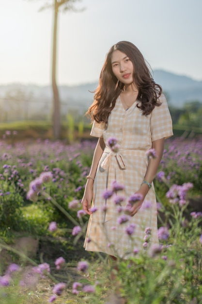 Retrato de mujer posando en el jardín de flores