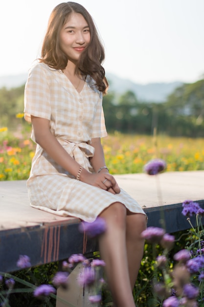 Retrato de mujer posando en el jardín de flores