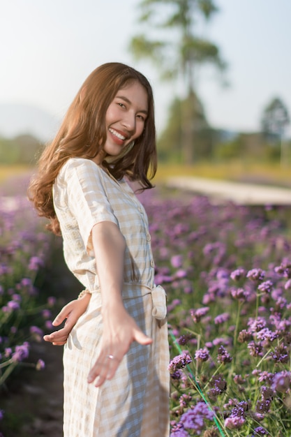 Retrato de mujer posando en el jardín de flores