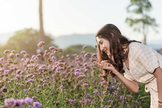 Foto retrato de mujer posando en el jardín de flores