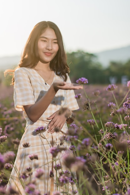 Retrato de mujer posando en el jardín de flores