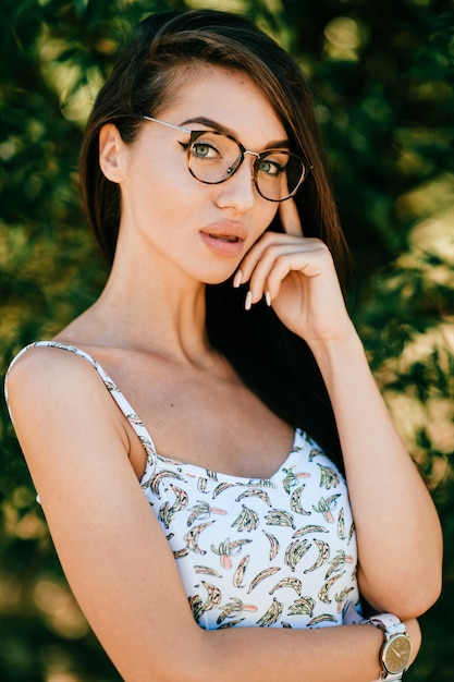 Retrato de mujer posando en la naturaleza