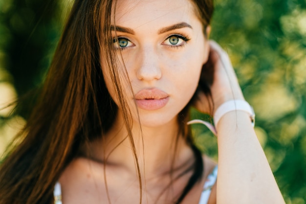 Retrato de mujer posando en la naturaleza