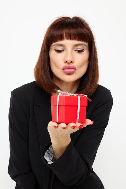 retrato, de, un, mujer, posar, con, caja regalo roja, sorpresa, plano de fondo aislado