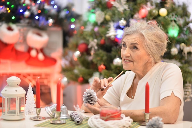 retrato, de, un, mujer, preparando, para, navidad