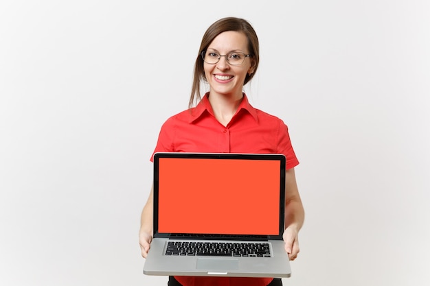 El retrato de la mujer del profesor de negocios en la camisa roja sostiene la computadora portátil de la PC con la pantalla vacía negra en blanco para copiar el espacio aislado en el fondo blanco. Enseñanza de la educación en el concepto de la universidad de secundaria.