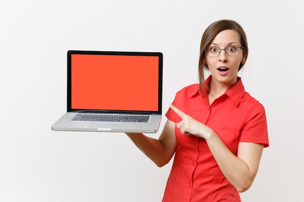 El retrato de la mujer del profesor de negocios en la camisa roja sostiene la computadora portátil de la PC con la pantalla vacía negra en blanco para copiar el espacio aislado en el fondo blanco. Enseñanza de la educación en el concepto de la universidad de secundaria.