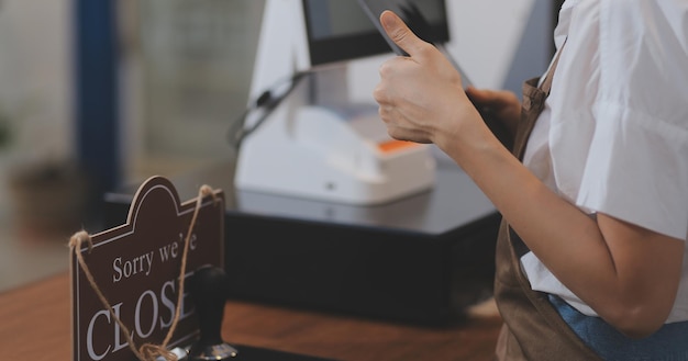 Foto retrato de una mujer propietaria de un negocio de cafetería que sonríe hermosamente y abre una cafetería que es su propio concepto de pyme comercial