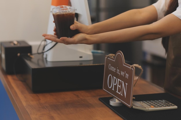 Retrato de una mujer propietaria de un negocio de cafetería que sonríe hermosamente y abre una cafetería que es su propio concepto de PYME comercial