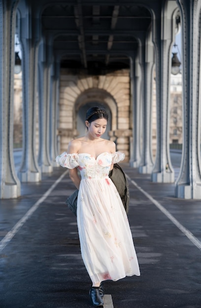 Retrato de mujer bajo el puente Bir Hakeim con la torre Eiffel París Francia