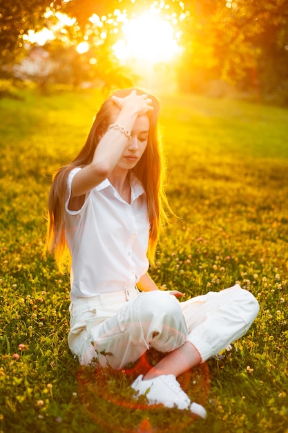 retrato de mujer en la puesta de sol cerca del árbol