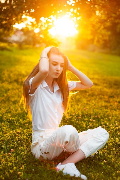 retrato de mujer en la puesta de sol cerca del árbol