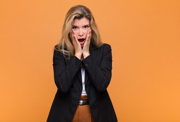 Retrato de una mujer que parece sorprendida