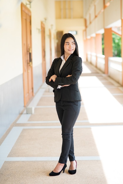 Retrato de una mujer que trabaja en un traje negro