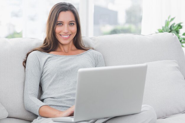 Retrato de una mujer que usa su computadora portátil