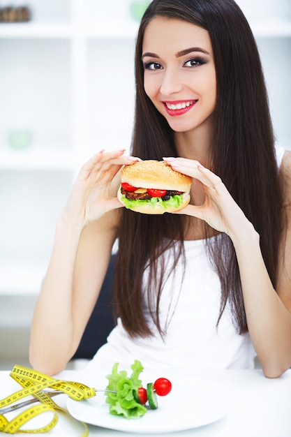 Retrato mujer quiere comer una hamburguesa