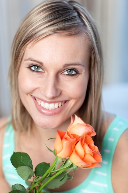 Retrato de una mujer radiante con rosas