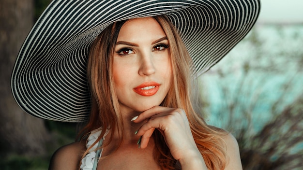 Retrato, de, mujer, en, rayado, sombrero de playa