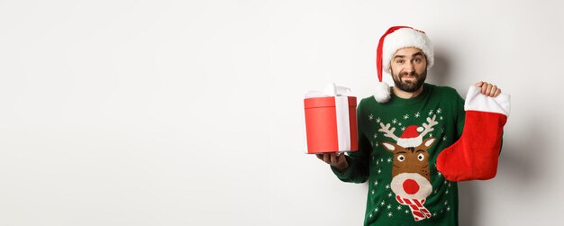 Foto retrato de una mujer con un regalo contra un fondo blanco