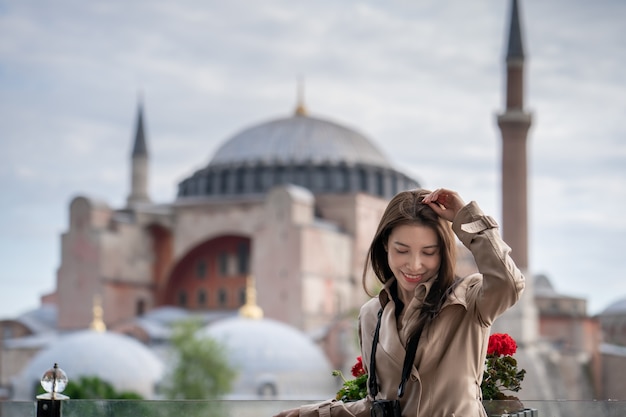 Retrato de mujer relajante en Estambul cerca de Hagia Sophia famosa mezquita islámica.