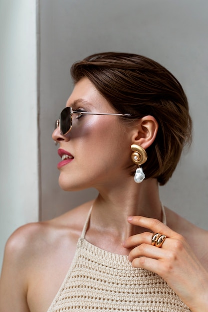 Retrato de mujer rica al aire libre con elegante vestido y gafas de sol