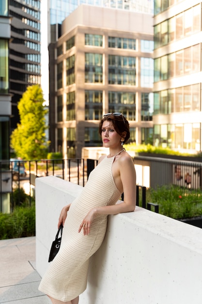 Foto retrato de mujer rica al aire libre con elegante vestido y gafas de sol