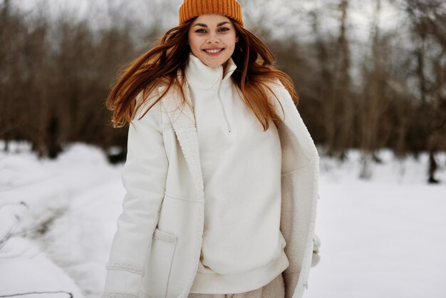 Retrato de una mujer con ropa de invierno en un sombrero divertido paisaje invernal hay nieve alrededor foto de alta | Foto Premium