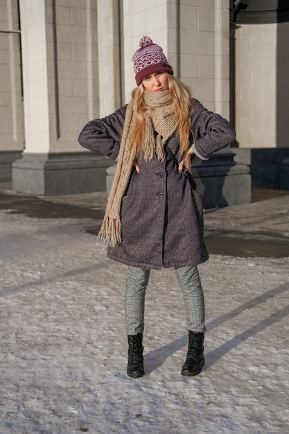 Retrato de una mujer en ropa de otoño. Tendencia de invierno y otoño.