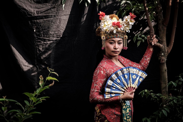 Foto retrato de una mujer con ropa tradicional de pie en el bosque