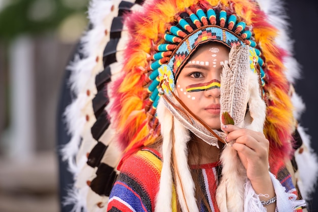 Retrato de una mujer con ropa tradicional