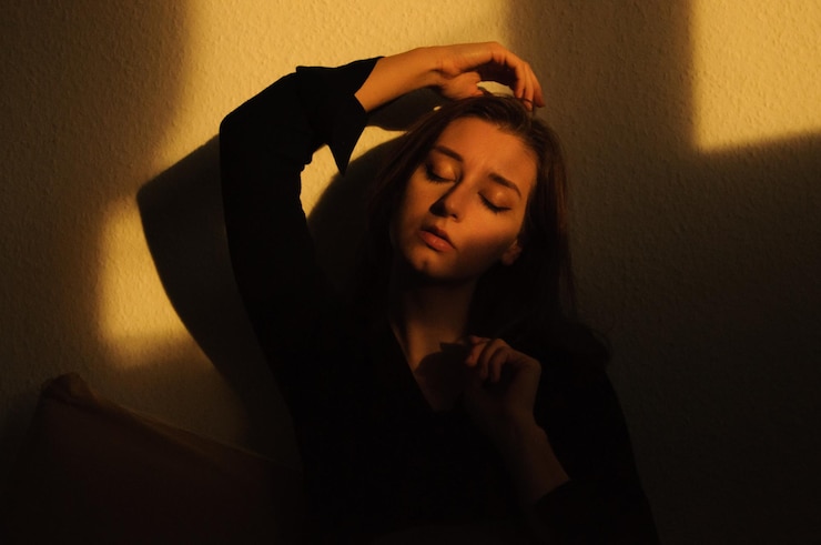 Foto retrato de mujer con rostro al atardecer
