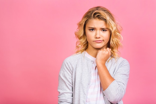 Retrato de una mujer rubia alegre