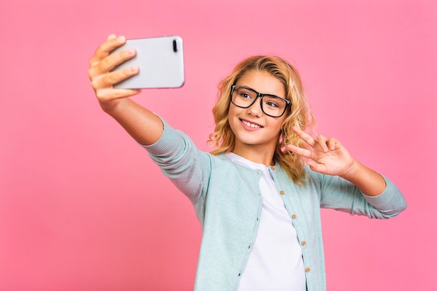 Foto retrato de una mujer rubia alegre