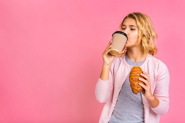 Retrato de una mujer rubia alegre